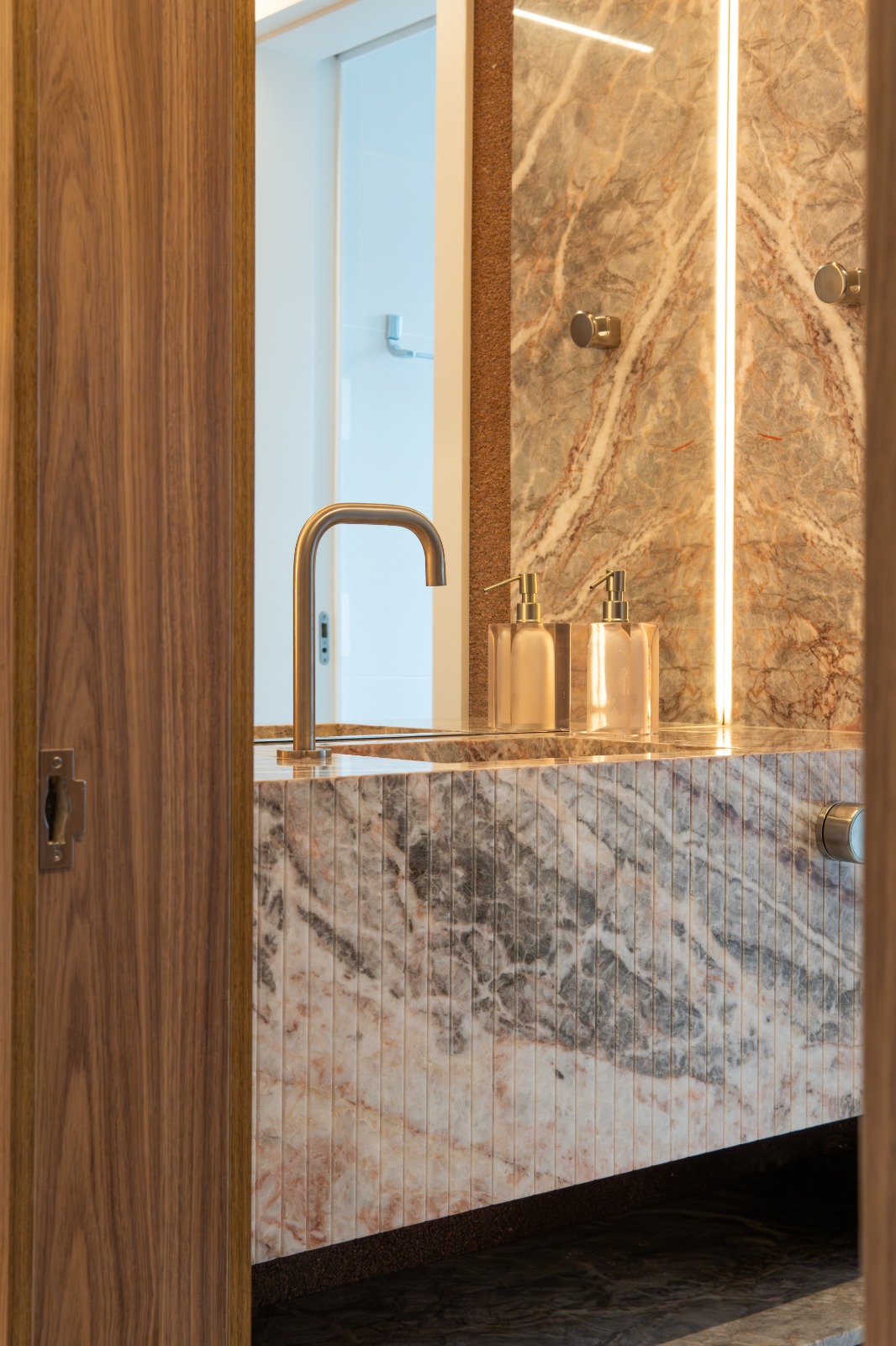 Lavabo com mármore em obra realizada pela MEWA Engenharia