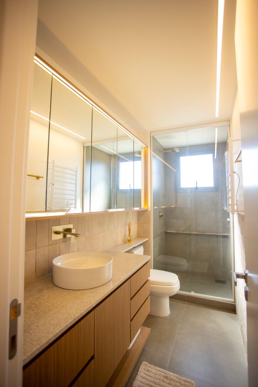 Banheiro com iluminação linear em obra realizada pela MEWA Engenharia