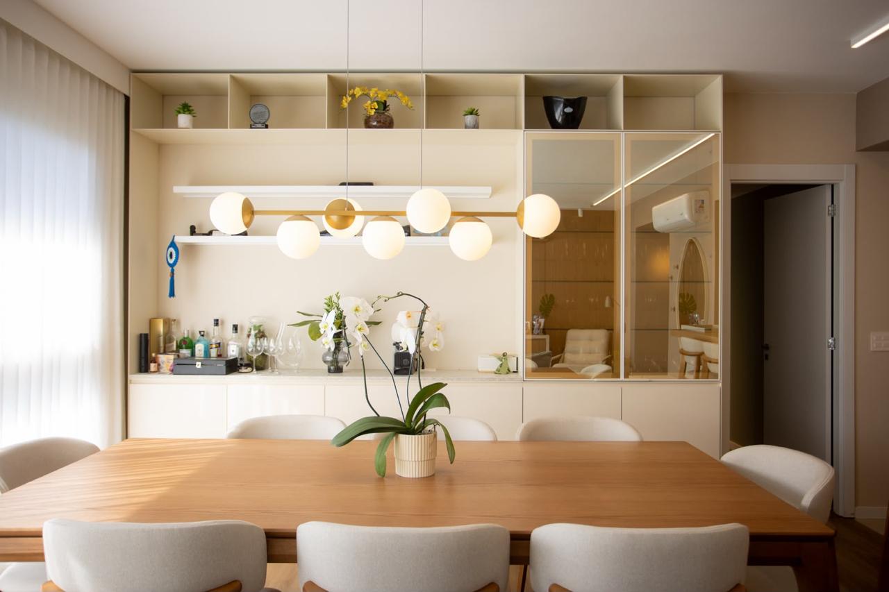 Jantar planejado com escada em obra realizada pela MEWA Engenharia